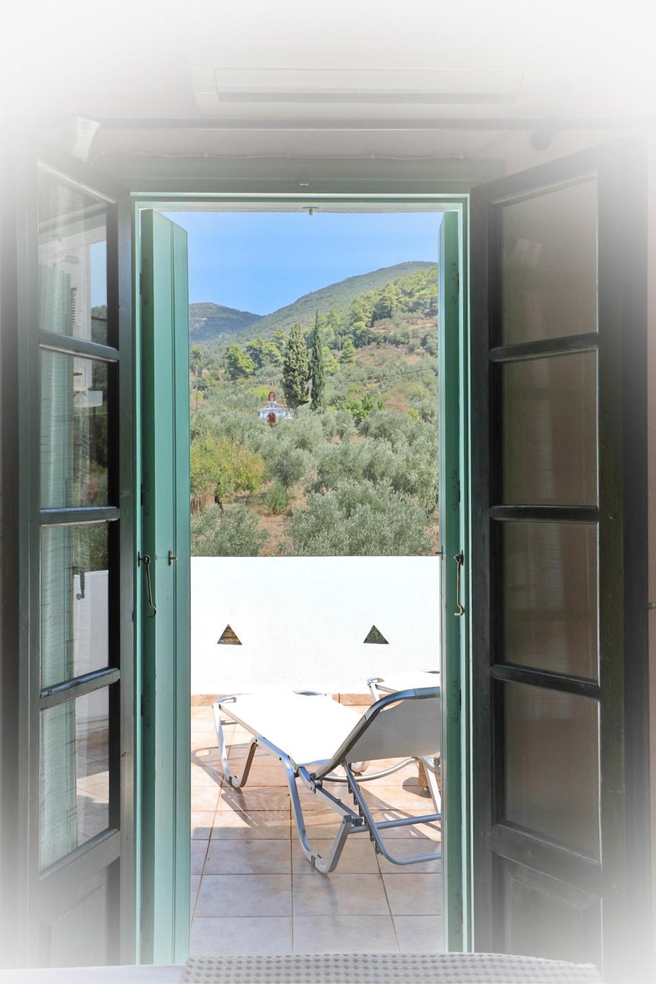 Skopelos Evergreen Apartments สตาฟิลอส ภายนอก รูปภาพ